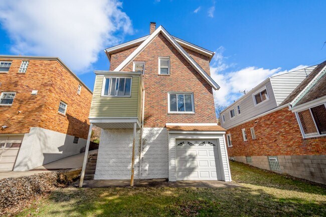 Building Photo - Beautiful 3 Bedroom House in Carrick Available May 1!