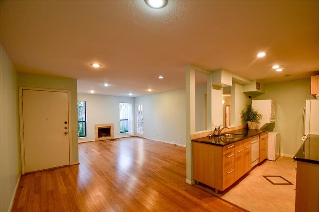 Primary Photo - 1601 S Shepherd Dr