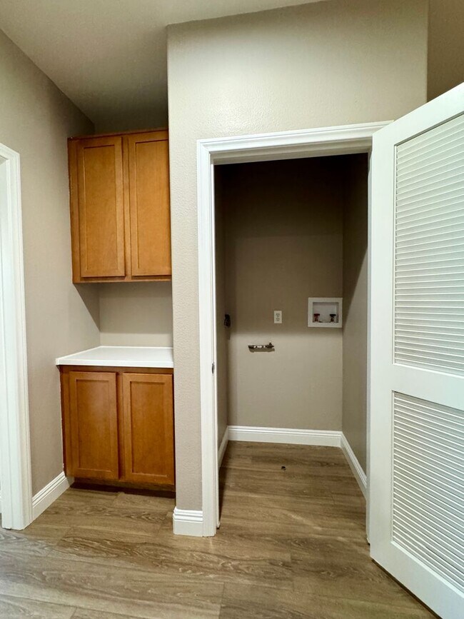 Building Photo - 3 Bed 2.5 Bath plus extra room Townhouse Style Condo / Attached 2 Car Garage