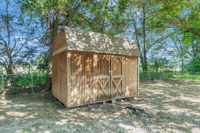Building Photo - 910 Willow Dr