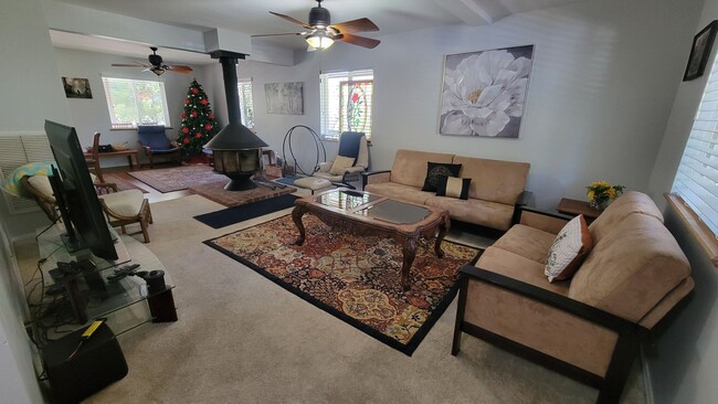 Building Photo - Attractive & Roomy 4 bedroom, 3 bath Pine ...