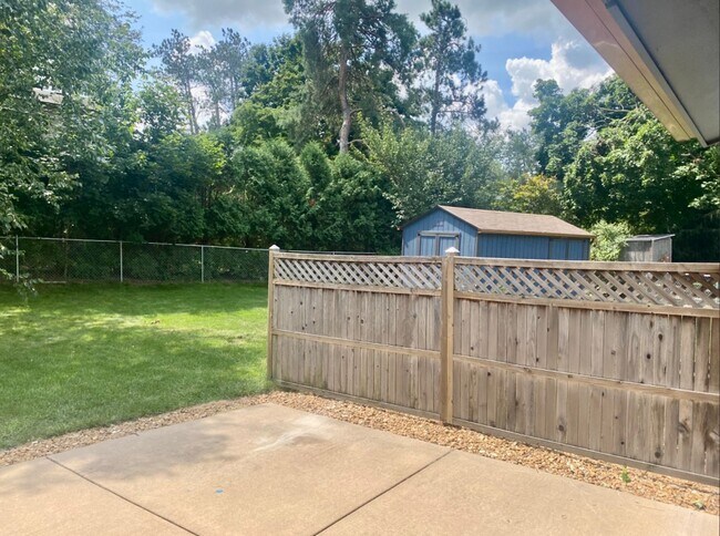 Building Photo - Stunning Bi-Level 3 Bedroom Home in Forest...