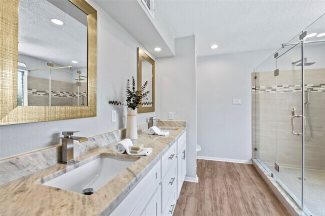 Building Photo - 911 Montview Dr