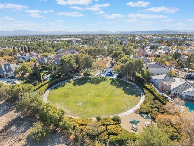 Building Photo - Queensridge Beauty - 5 bedroom on a 1/4+ acre lot