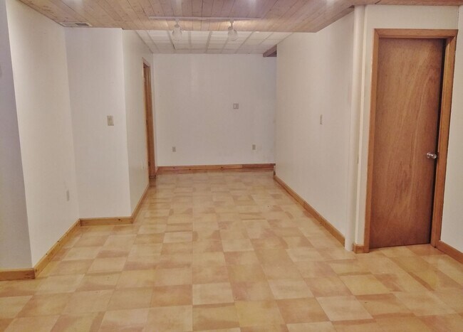 Building Photo - 2 Bed / 1-1/2 Bath Single Family Home Townhome