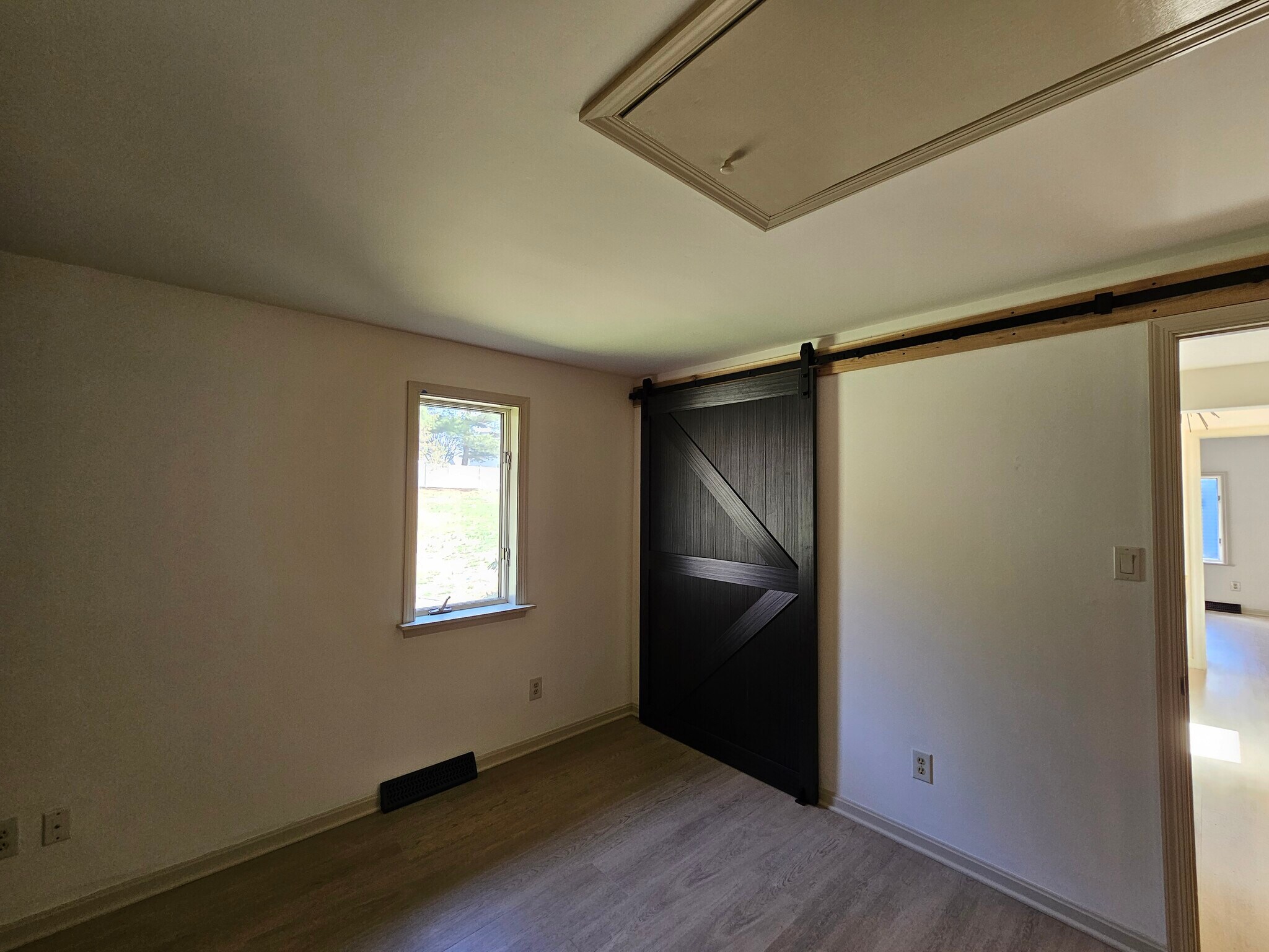 2nd Bedroom (closet barn door)) - 3491 Horizon Dr