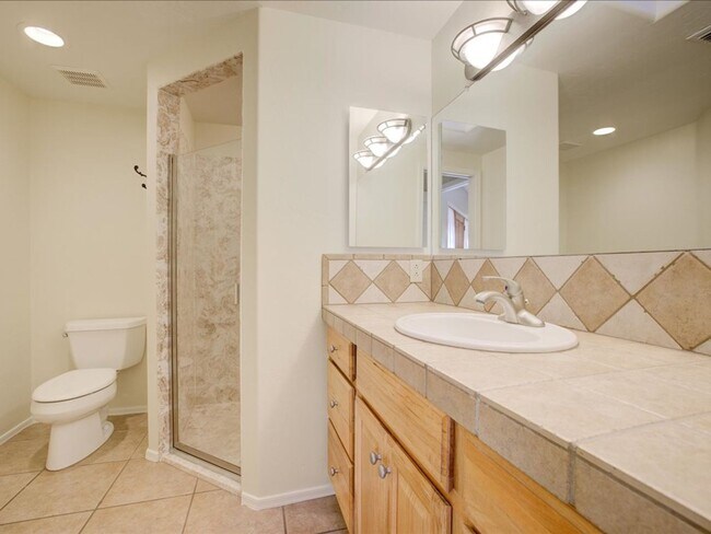 Building Photo - 4 Bedroom 4 Bathroom