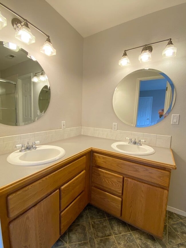 Building Photo - Beautiful custom home in Lakeshore Estates