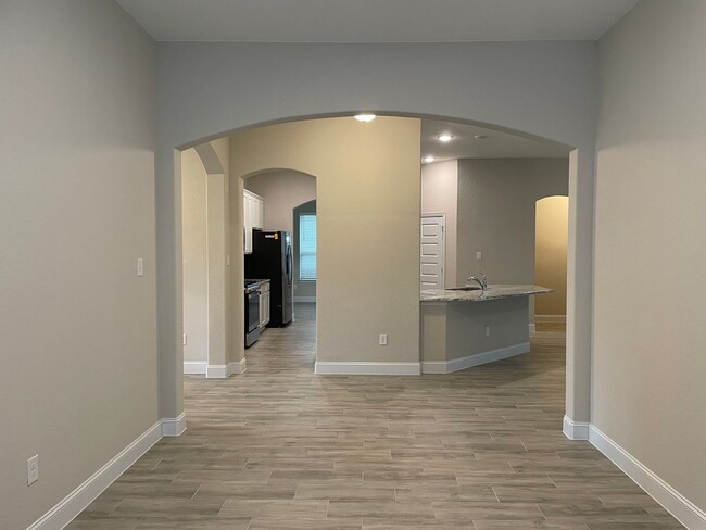 Building Photo - 4 Bedroom in Gruene Field / 1 Mile to Grue...
