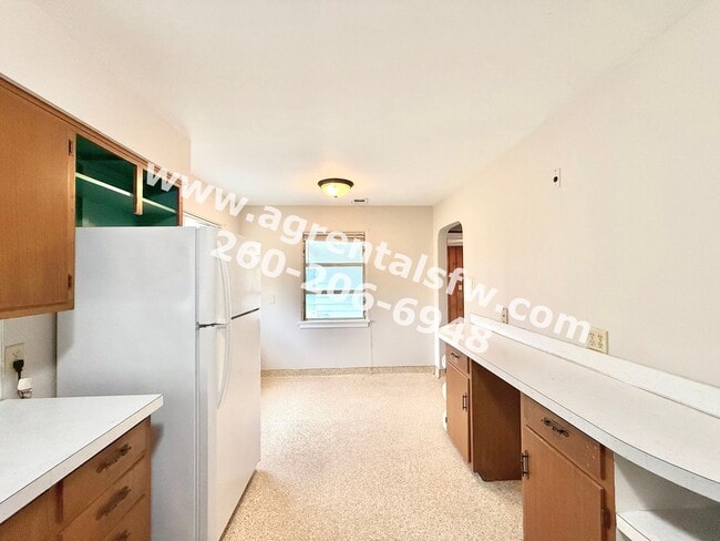 Building Photo - 2 Bedroom House