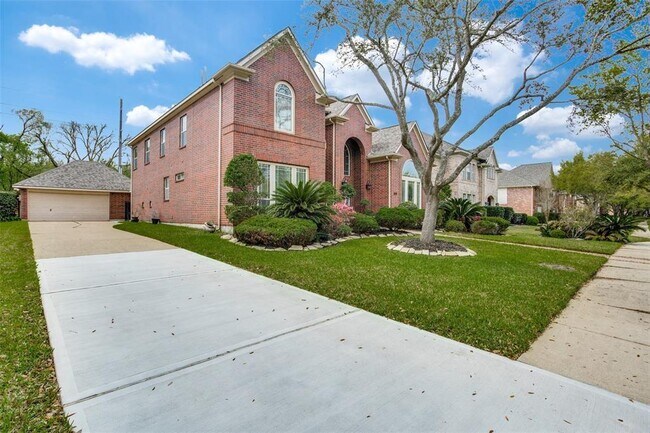 Building Photo - 28 Twin Valley Dr