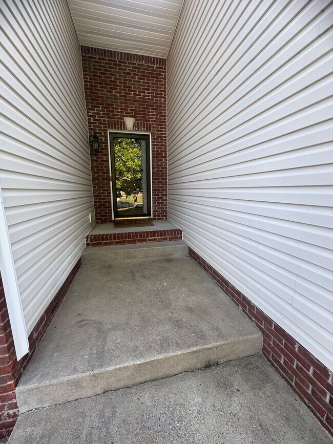 Building Photo - Single Family Home in Clarksville!