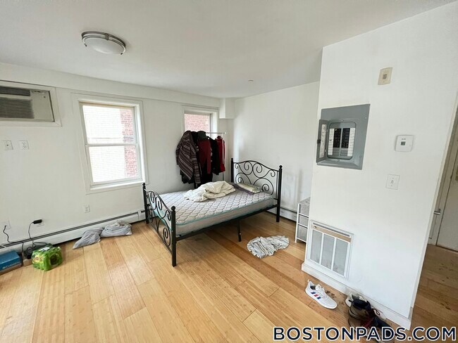Building Photo - 461 Park Dr