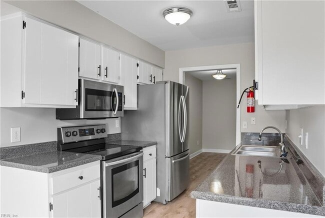 Building Photo - 2421 Julie Ct