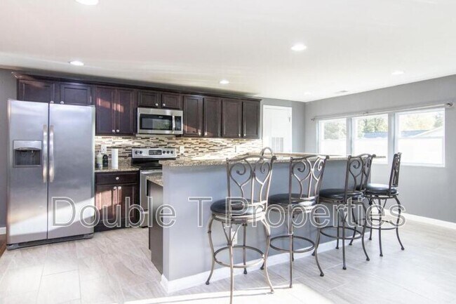 Building Photo - 3405 Pebble Dr