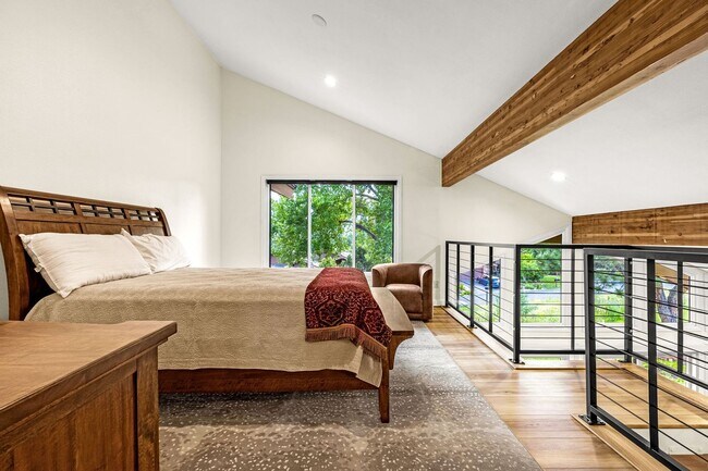 Building Photo - Fully Furnished Executive Townhome in Kiss...