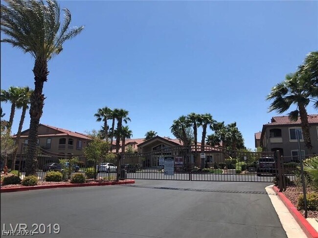 Building Photo - 2305 W Horizon Ridge Pkwy