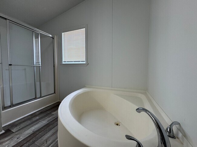 Building Photo - 16206 Wood Dr