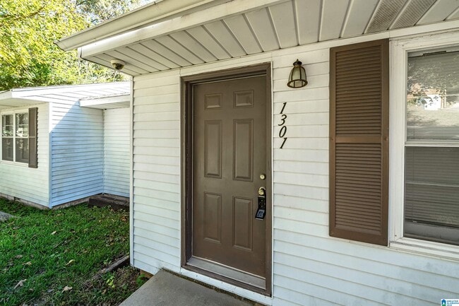 Building Photo - 1301 27th Ave N