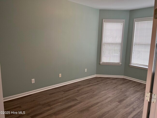 Building Photo - 5118 Elton Dr SE