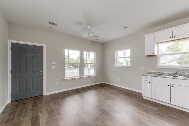 Building Photo - 412 Booth St