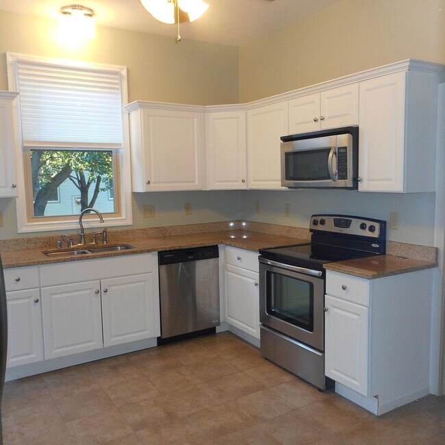Building Photo - 447 Taylor Ave