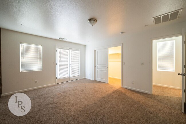 Building Photo - Fresno SouthEast Home, Gated Community, Clovis Unified School District, 3BR/2.5BA - Lots of Ameni...