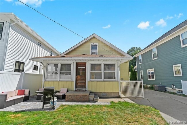 Building Photo - 423 Pingree Blvd
