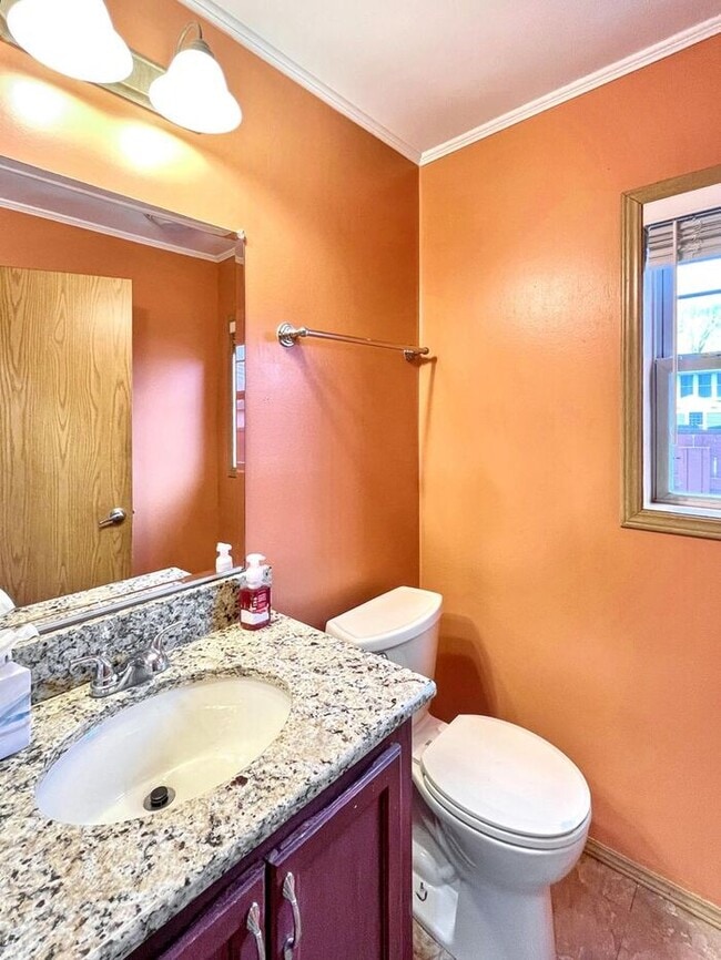 Building Photo - Charming 4-Bedroom Home in a Convenient Lo...