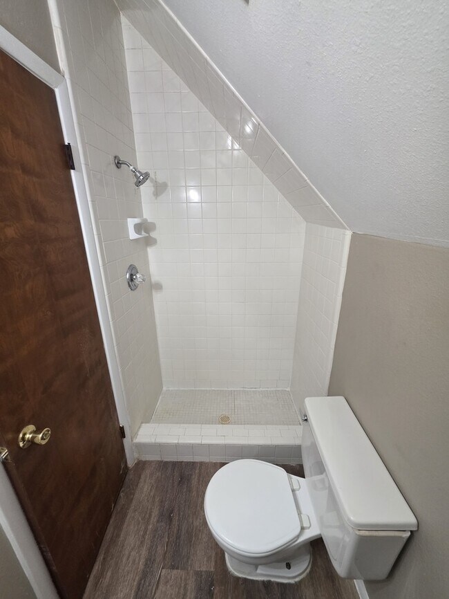 Building Photo - 2 story townhome, 3 bed 2 bath