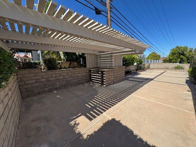 Building Photo - Newly Renovated 4 Bedroom 3 Bath Home with...