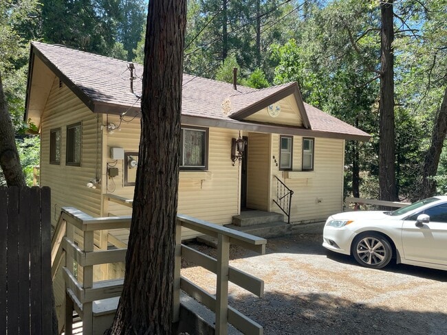 Building Photo - 3 bedroom 3 bath in Crestline.