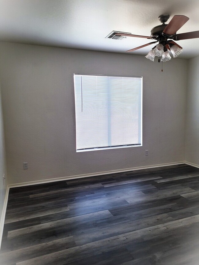 Building Photo - LARGE 5 bedroom 3 bath