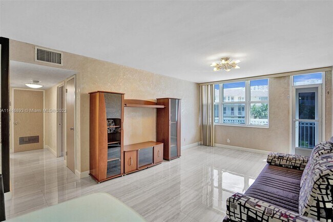 Building Photo - 1913 S Ocean Dr