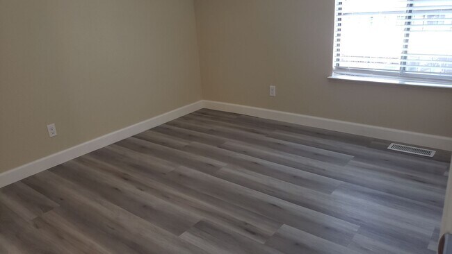 Building Photo - 1465 E Peckham Ln
