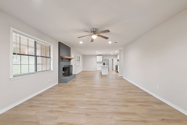 Building Photo - Gorgeous 4/2 Renovated Home in the Heart o...