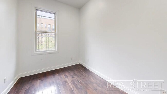 Building Photo - Newly Renovated Spacious 4 Bed 2 Bath in B...