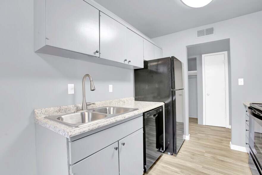 West Hills Apartments 1012 Emery Rd Lawrence KS 66044 Apartment Finder