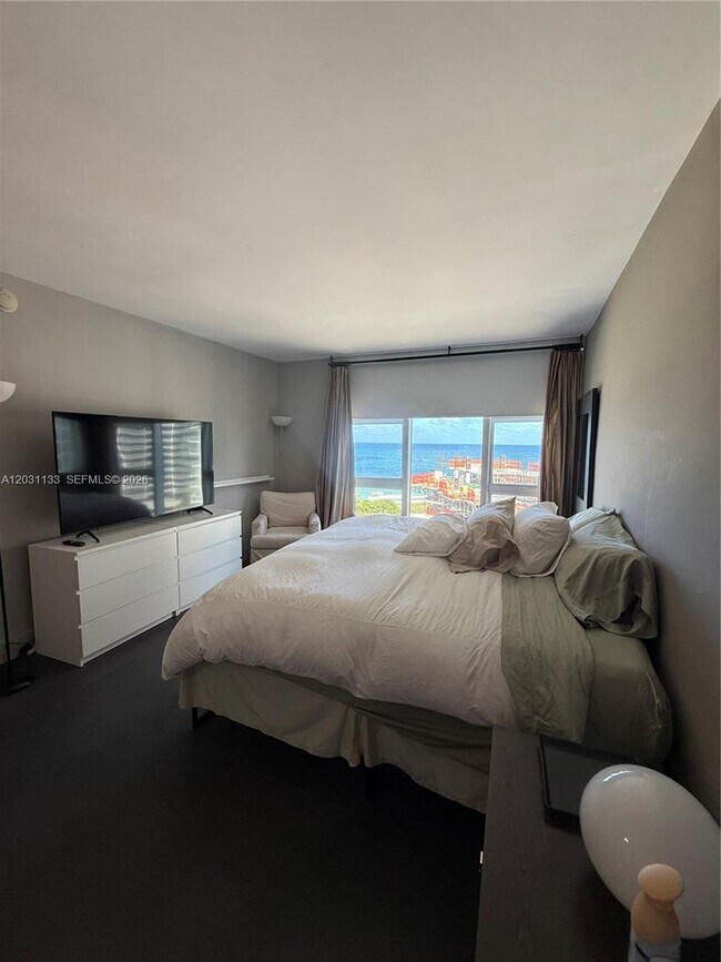 Building Photo - 10275 Collins Ave