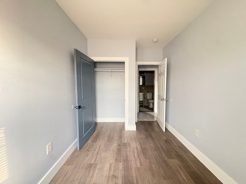 Building Photo - 152 Van Horne St