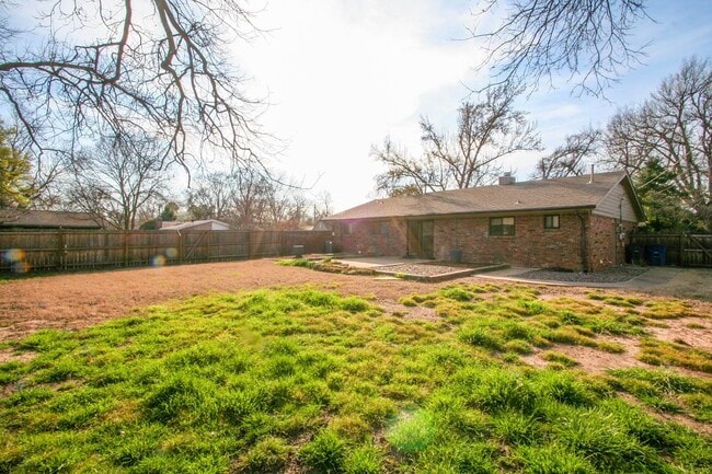 Building Photo - 2 Bed | 2 Bath in South Tulsa!