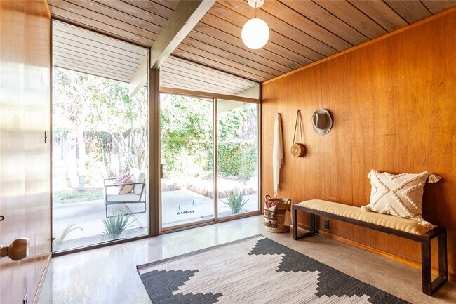 Building Photo - 1131 N Encanto St