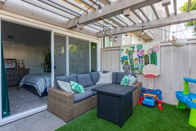 Building Photo - 3 bed 2 bath Townhouse located in South Coast Metro