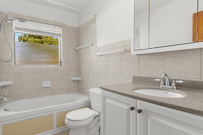 Building Photo - 225 E Ilex Dr