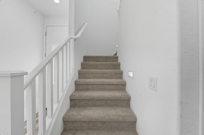 Building Photo - ** Like new Luxurious Modern townhome with 2 Master Suits in Warner Meadows**