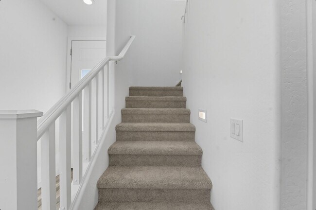Building Photo - Like Brand New Luxurious Modern 3 Bedroom 2 Bath Townhome in Warner Meadow – Rare Rental Opportun...