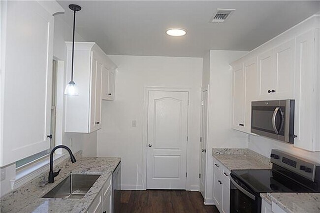 Building Photo - 3 Bedroom, 2 Bath Home