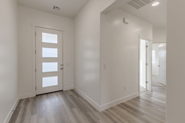 Building Photo - Beautiful Property in the Sage Canyon Neig...
