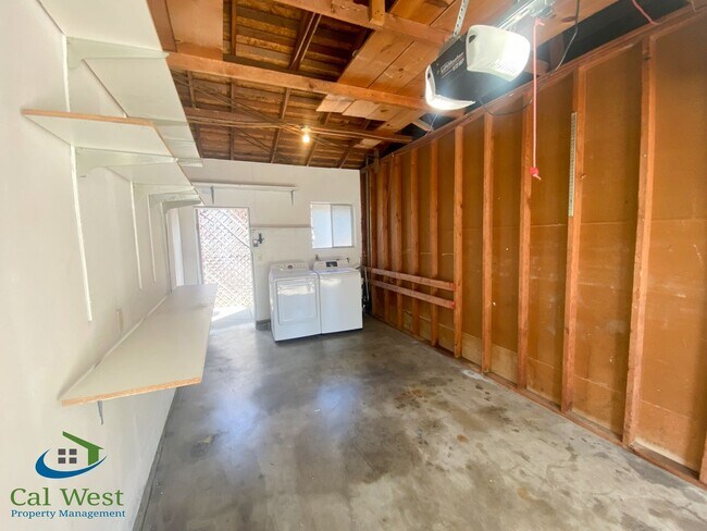Building Photo - $3195 - Remodeled 2Bed/1 Bath Duplex in th...