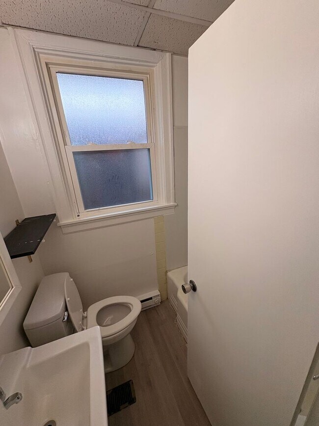 Building Photo - 1 Bedroom Apt in West York!